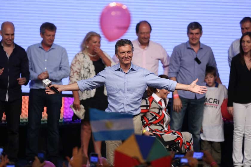 TRIUNFO. El líder del frente opositor Cambiemos, Mauricio Macri, saluda a seguidores en Buenos Aires.