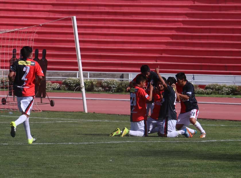 Los jugadores del equipo fabril celebran el segundo gol del partido convertido por el paraguayo Antonio Palacios, ayer,