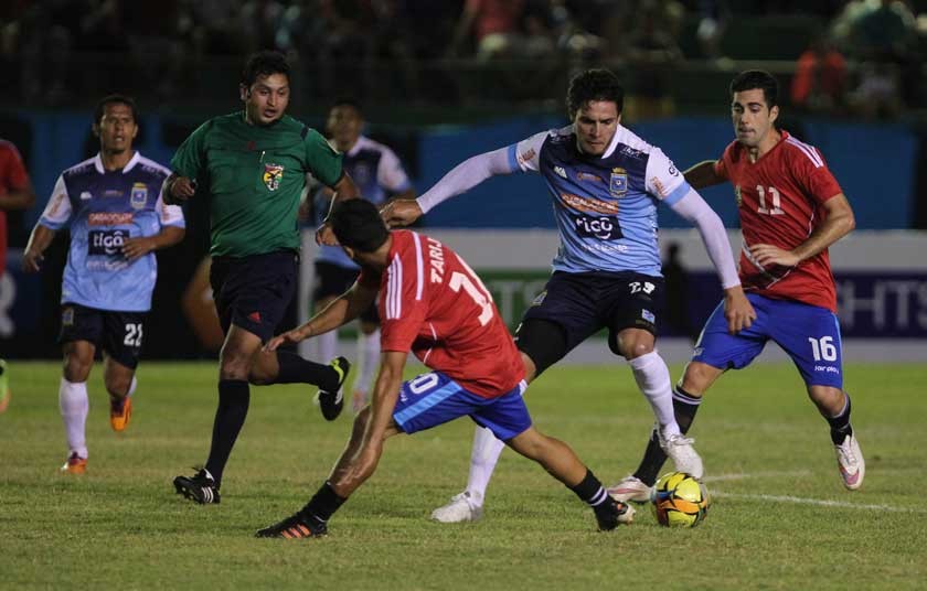 El equipo chapaco jugó el partido con dos tipos de poleras distintas; en la primera parte con unas blancas y en la ...