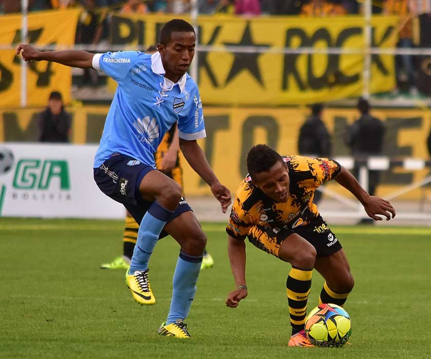 Jaime Arrascaita, de Bolívar, y Ramiro Ballivián, de The Strongest, disputan el balón durante el clásico paceño