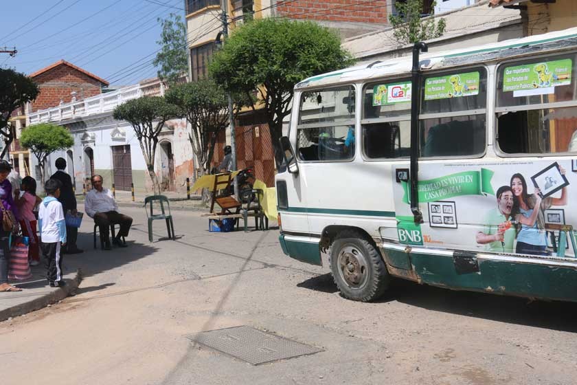 BLOQUEOS. Vecinos se movilizaron contra el alza de pasajes en los micros en al menos seis puntos de la ciudad, la mañana