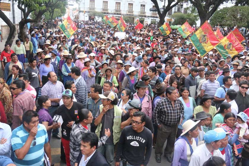 PROTESTA. Funcionarios municipales y vecinos de varios distritos marcharon ayer rechazando el incremento en el precio