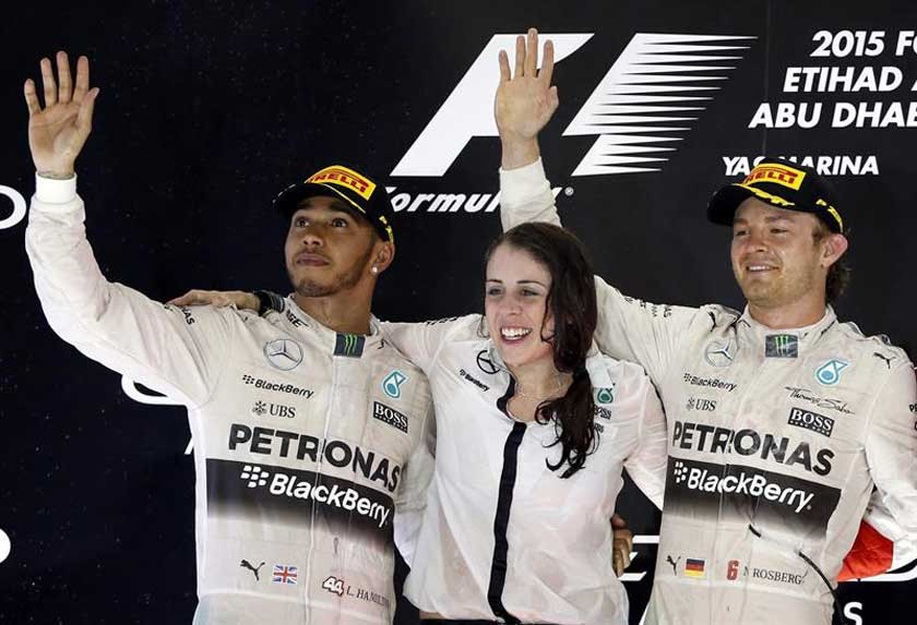 El inglés Lewis Hamilton (i) y el alemán Nico Rosberg (d) festejan la temporada perfecta del equipo Mercedes.