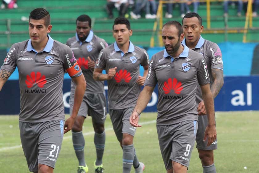 El lamento de los jugadores de la academia paceña luego de igualar ayer frente a Blooming, en el estadio Tahuichi.