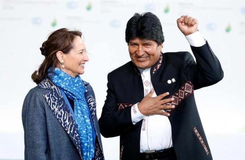Evo Morales, junto a la ministra gala de Ecología, Ségolène Royal (i), a su llegada a París. Foto: EFE