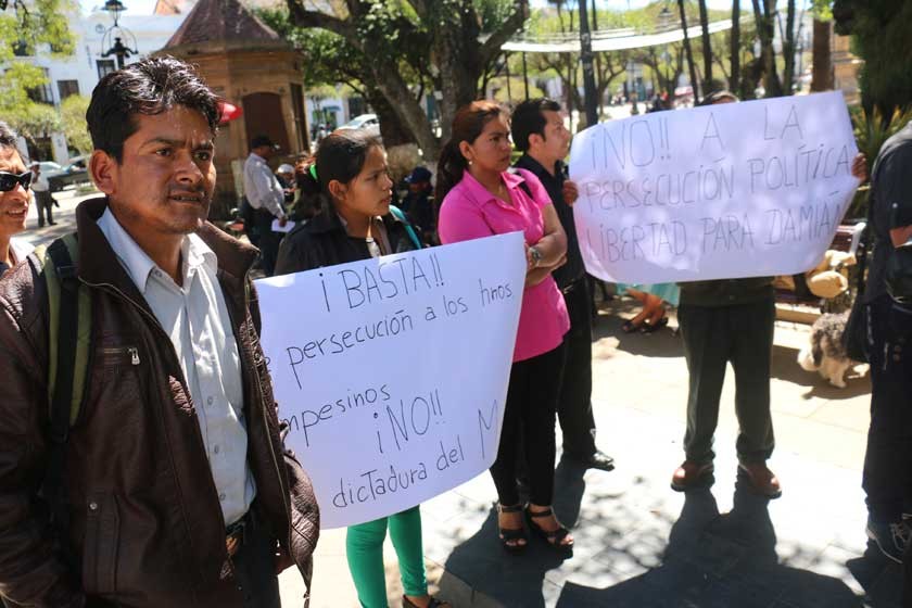 PROTESTA. Un grupo de seguidores de Damián Condori protesta en la plaza de Sucre, con carteles que exigen su libertad.