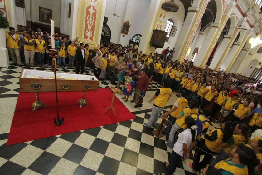 DESPEDIDA. En Santa Cruz, el pueblo católico acompañó el velatorio de los restos del primer Cardenal nacido en Bolivia.