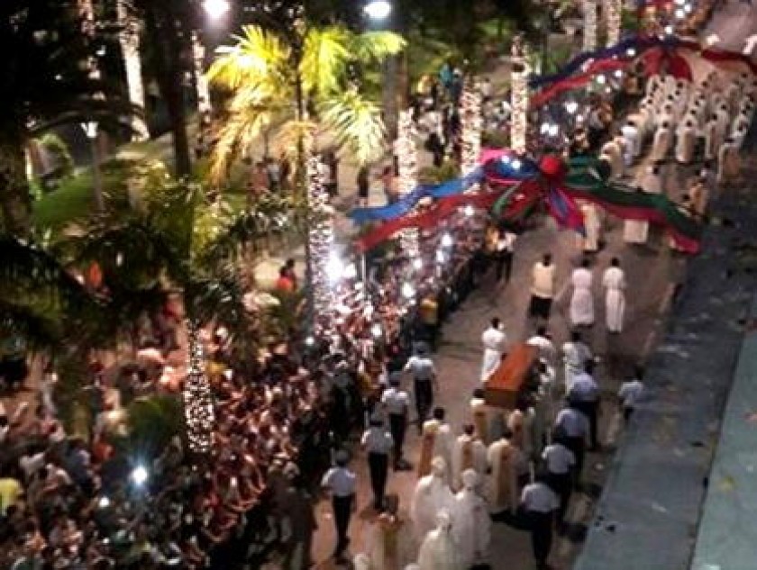 Miles de personas acompañan la procesión luego de la misa de exequias del Cardenal. Foto: Los Tiempos