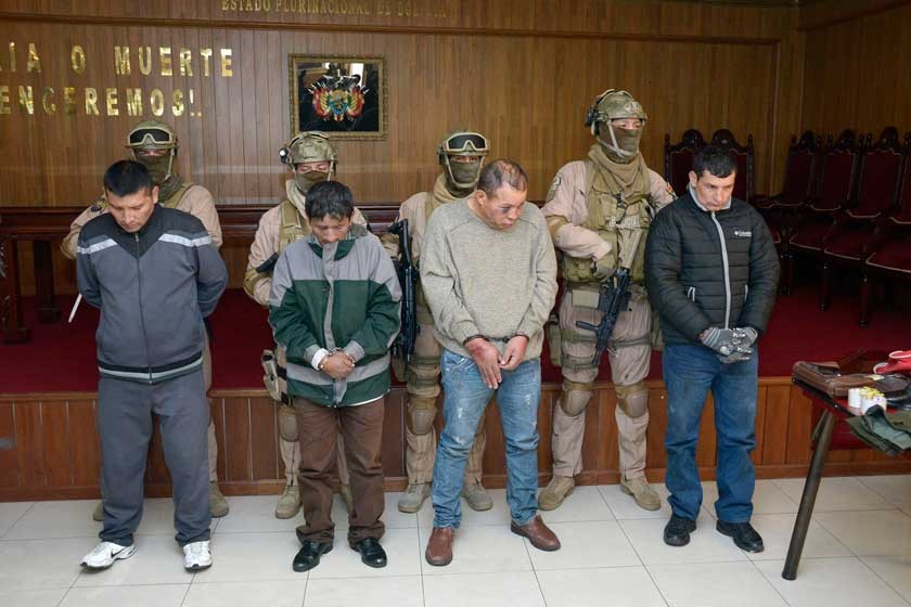 IMPUTADOS. La Policía presentó ayer a los presuntos atracadores en La Paz.
