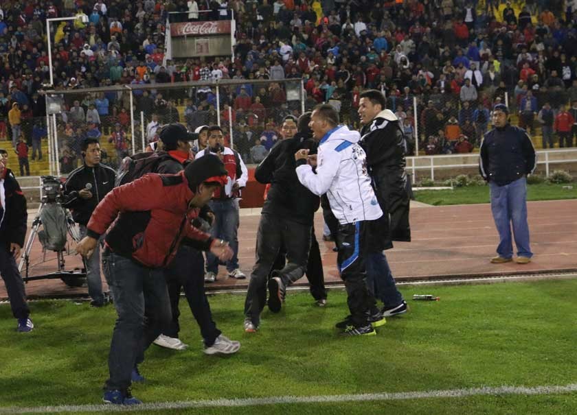La sanciones por la trifulca del domingo llegaron ayer a los clubes.