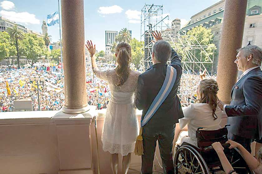 EXITOSO. El nuevo presidente argentino, Mauricio Macri (c), saluda a sus seguidores desde el balcón de la Casa Rosada