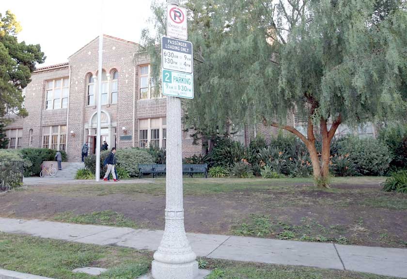 ALERTA. Vista de un colegio cerrado ayer en Los Ángeles, California, después de la amenaza recibida por las autoridades.