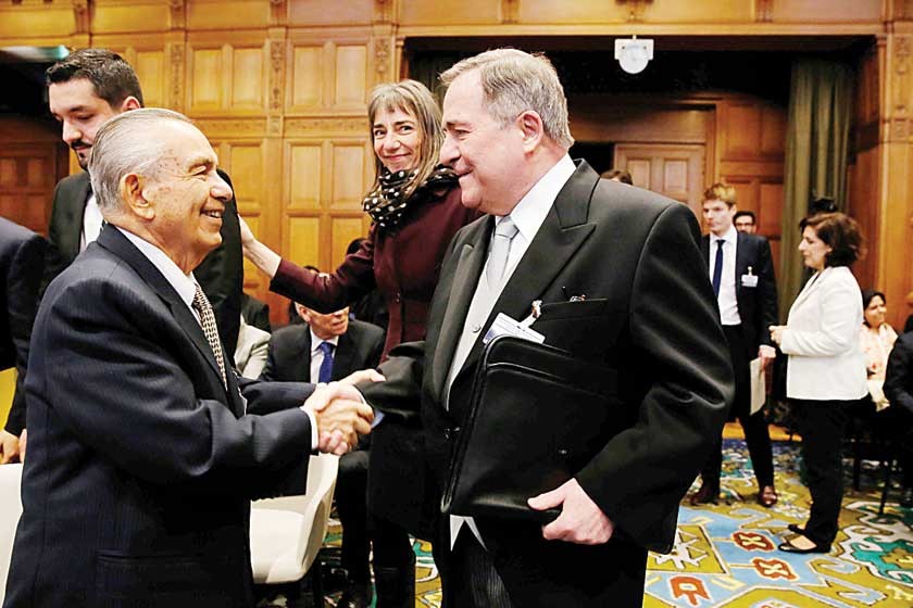 FALLO. El delegado costarricense ante la CIJ, Edgar Ugalde Álvarez (i), y el embajador de Nicaragua en Holanda, Carlos A