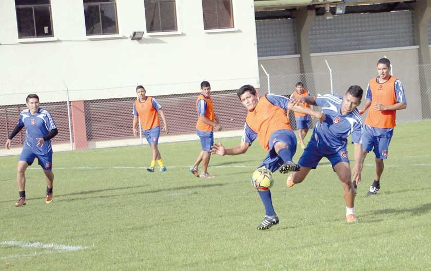El equipo estudiantil cerró sus prácticas ayer, en la cancha auxiliar del estadio Patria, antes de visitar esta noche