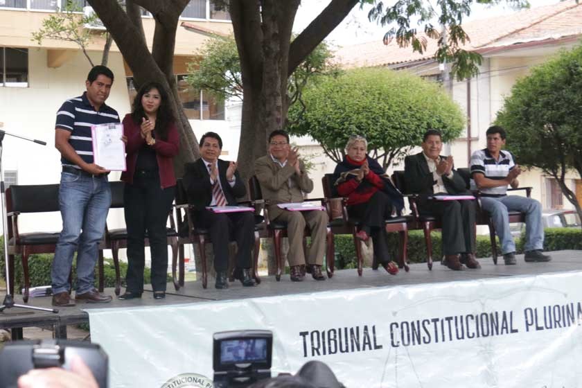 CEREMONIA. Los magistrados del TCP entregan las declaraciones de constitucionalidad en un acto público.