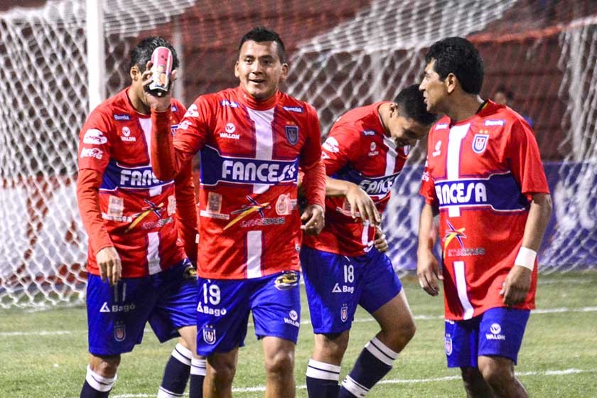 Jorge Enrique Flores (2i) anotó el gol del triunfo para Universitario, a falta de cuatro minutos para la conclusión
