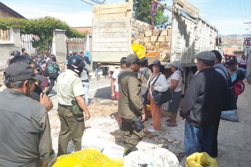 ENFRENTAMIENTO. Comerciantes destruyeron los turriles llenos de concreto que pusieron los vecinos en la calle...