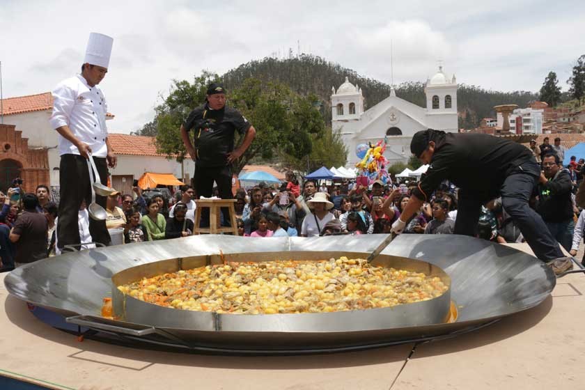 SORPRENDENTE. Una veintena de personas, al mando del chef Emilio Garnica, prepararon el pasado domingo un gigante plato