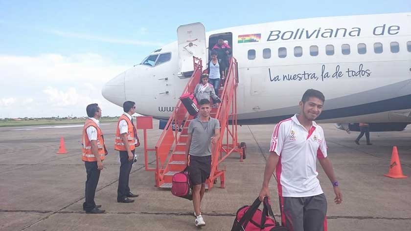 Los jugadores de la selección masculina de Chuquisaca a su llegada a Trinidad, donde jugarán hoy por la novena fecha