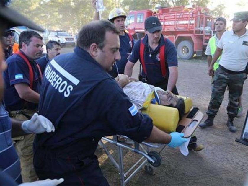 Personal de salud, bomberos y de la organización socorrieron a los heridos por el despiste de un auto.