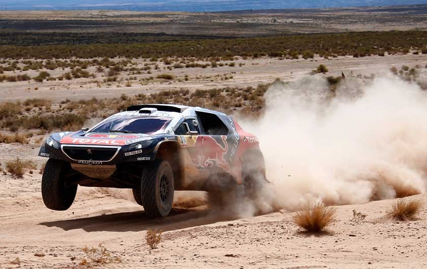 El piloto francés Sebastien Loeb, al mando de su coche Peugeot, se quedó con la victoria en la quinta etapa del Dakar