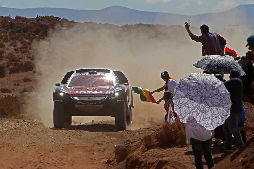 El piloto español Carlos Sainz del equipo Peugeot en uno de los tramos que se corrió en territorio boliviano
