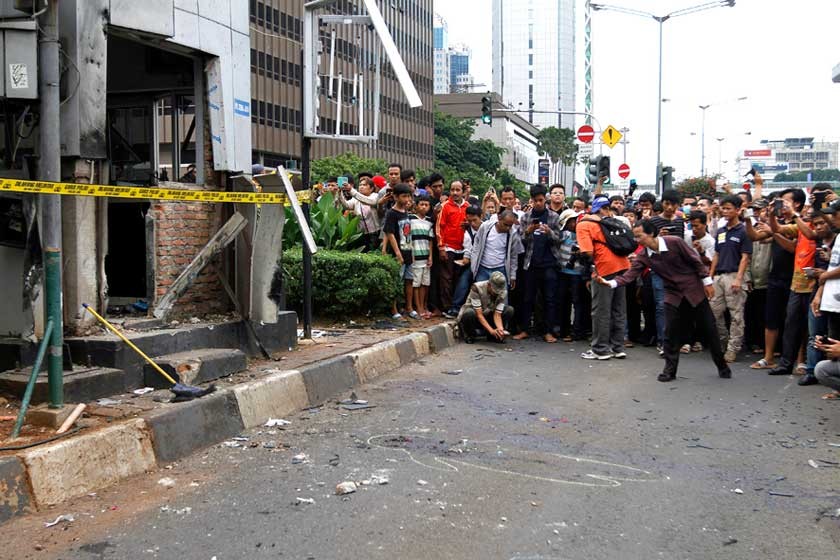 ATENTADO. Ciudadanos y periodistas indonesios observan el lugar donde se produjo un ataque de extremistas islámicos.
