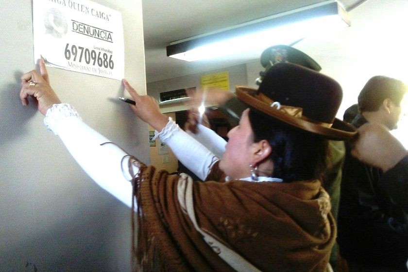 Virginia Velasco cuando colocaba los letreros del número de WhatsApp del Ministerio. Foto: ABI/Archivo