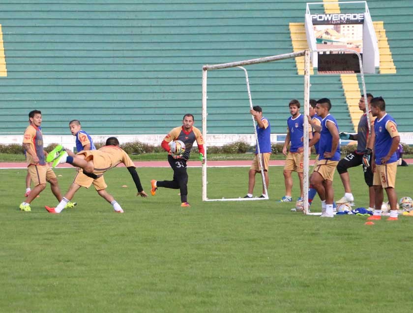 El plantel estudiantil cumplió una práctica de fútbol, ayer, en el estadio Patria, de cara al debut en el Clausura.