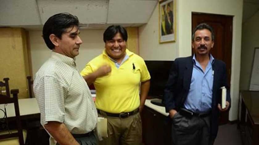 Jhonny Villarroel (i) y Rolando Aramayo (d) se disputan la legalidad de la Asociación de Fútbol de Cochabamba.