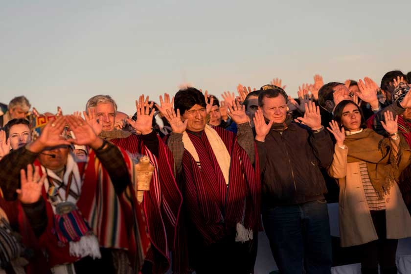 RITUAL. El presidente Evo Morales y el vicepresidente Álvaro García Linera agradecen a la Pachamama por sus diez años