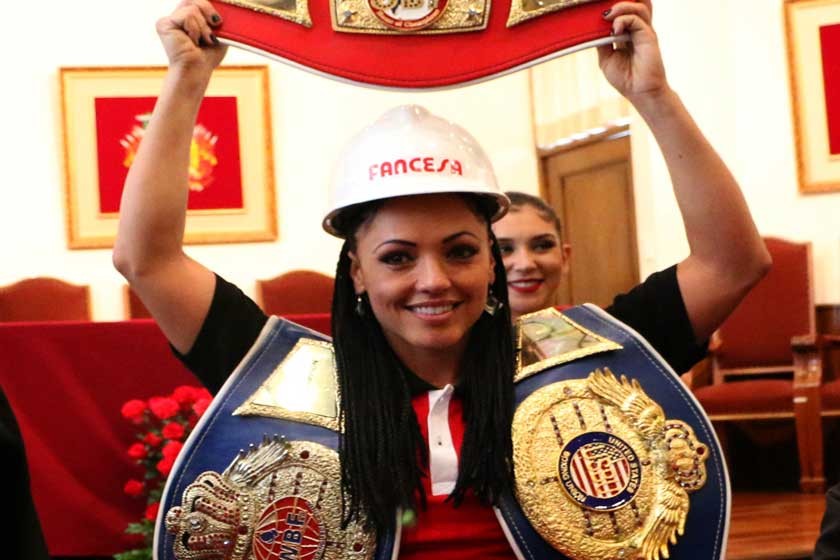 La boxeadora boliviana Jennifer Salinas presentó ayer su calendario para Fancesa, su nuevo patrocinador.