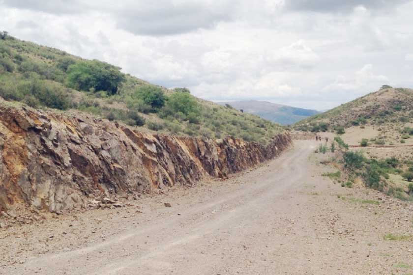 PROYECTO. Vista de un tramo de la carretera de más de 12 kilómetros construida entre el aeropuerto de Alcantarí