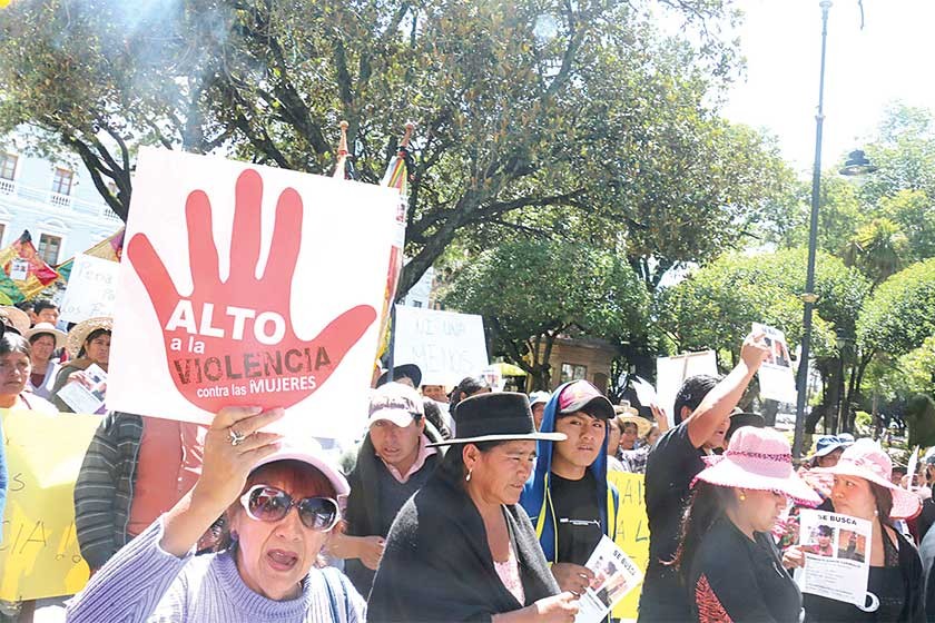 MARCHA. Varias personas en Sucre marcharon en 2015 para frenar las agresiones violentas hacia las mujeres
