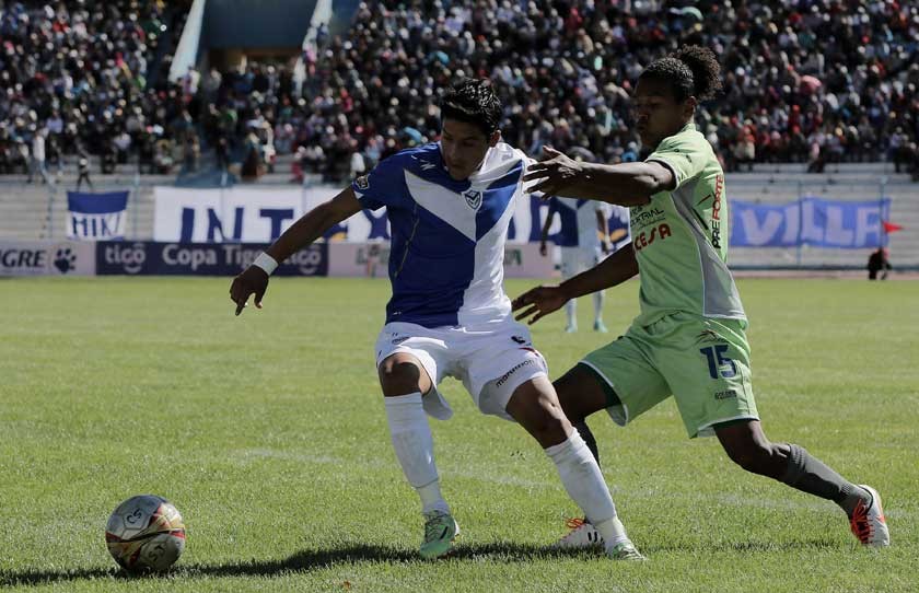 Un pasaje del partido jugado ayer entre San José y Sport Boys, en Oruro, por la primera fecha del Torneo Clausura