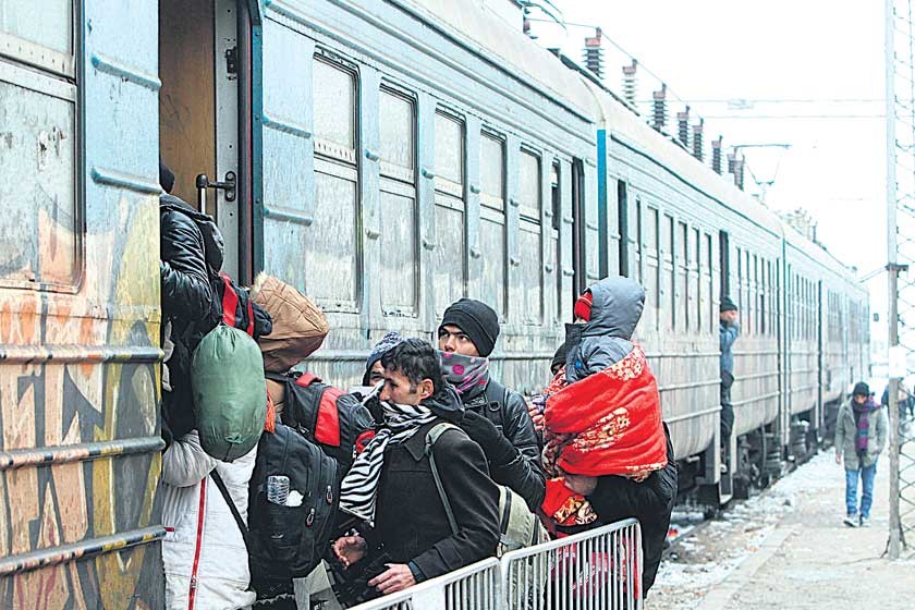 EMIGRACIÓN. Un grupo de inmigrantes sirios trata de tomar un tren en una estación serbia dentro de su intento por llegar