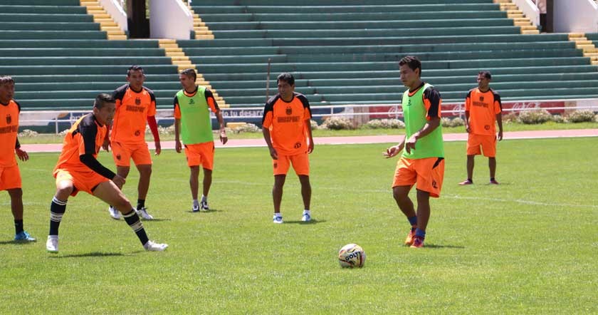 El plantel capitalino realizó ayer su último entrenamiento antes de ausentarse hoy, vía aérea, a Santa Cruz.