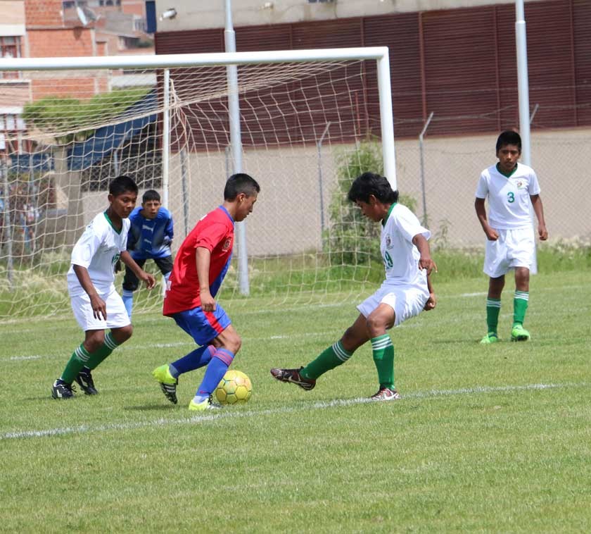 Los primeros partidos del certamen nacional se disputaron ayer en la cancha auxiliar del estadio Patria.