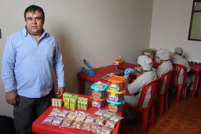 Wálter Martínez Rivera, gerente propietario de Mi Abejita, en la fábrica.