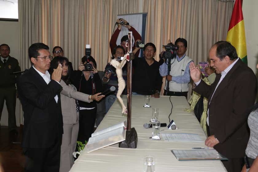 ACTO. El decano del Consejo de la Magistratura, Roger Triveño, posesionó al nuevo presidente Wilber Choque