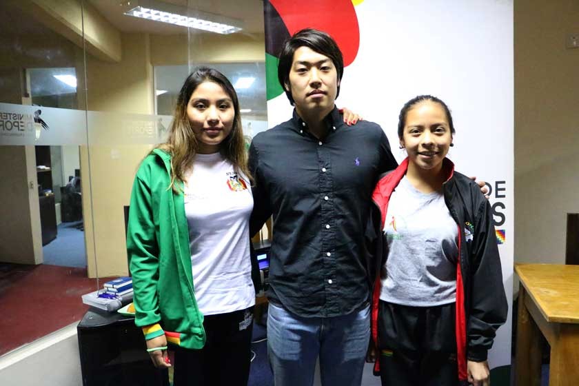 El entrenador japonés Tomonari Koyama junto a las chuquisaqueñas Pilar Cervantes (i) y Nayra Palaguerra (d).