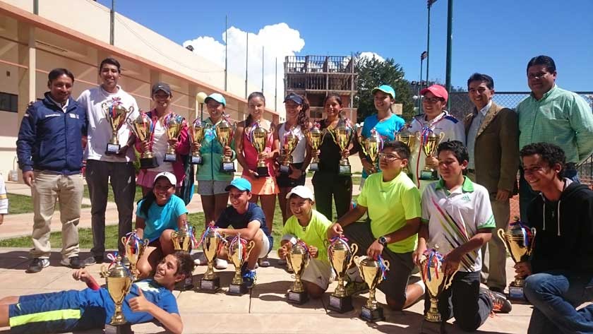 Los ganadores del Campeonato Nacional de Tenis Grado 2 posan junto a sus galardones, ayer, en el acto de clausura