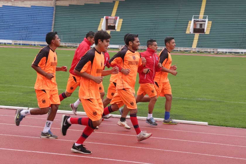 El plantel capitalino realizó ayer una exigente prueba física en la pista atlética del estadio Patria.