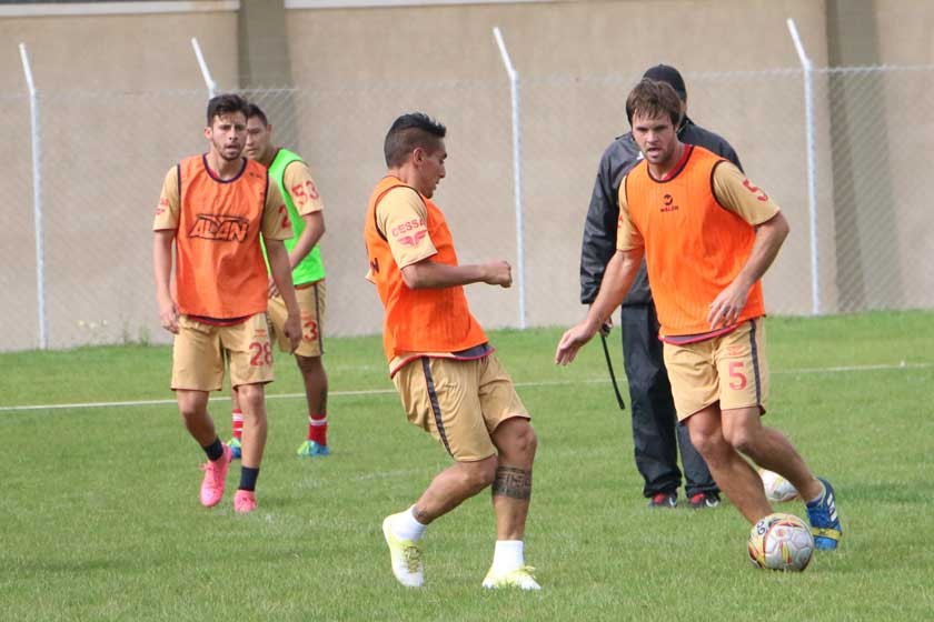 El jugador argentino (d) no pudo ser tomado en cuenta en las anteriores cuatro fechas del Torneo Clausura.