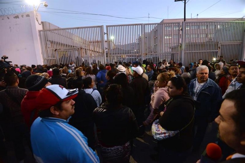 Los familiares de la mayoría de los reclusos acudieron al penal para averiguar lo sucedido. Foto: EFE