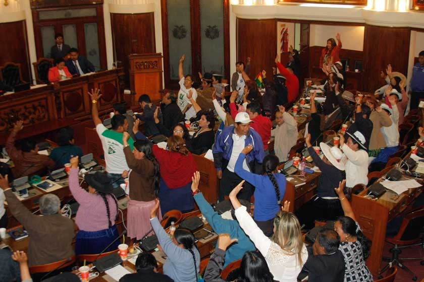 LEGISLATIVO. En una acalorada e intensa sesión, ayer se conformó una comisión legislativa que investigará los contratos