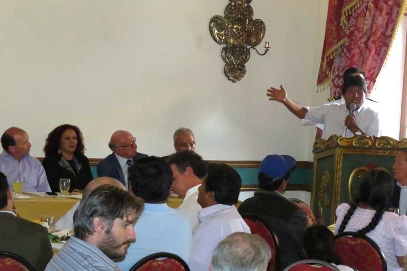 TENSIÓN. El presidente Evo Morales reprende a los privados, luego de escuchar las quejas de los empresarios privados.