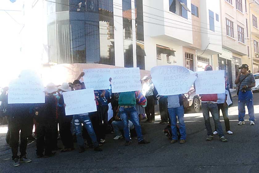 MOVILIZACIÓN. Casi medio centenar de trabajadores de la empresa SIGMA exigen la cancelación de sus salarios.