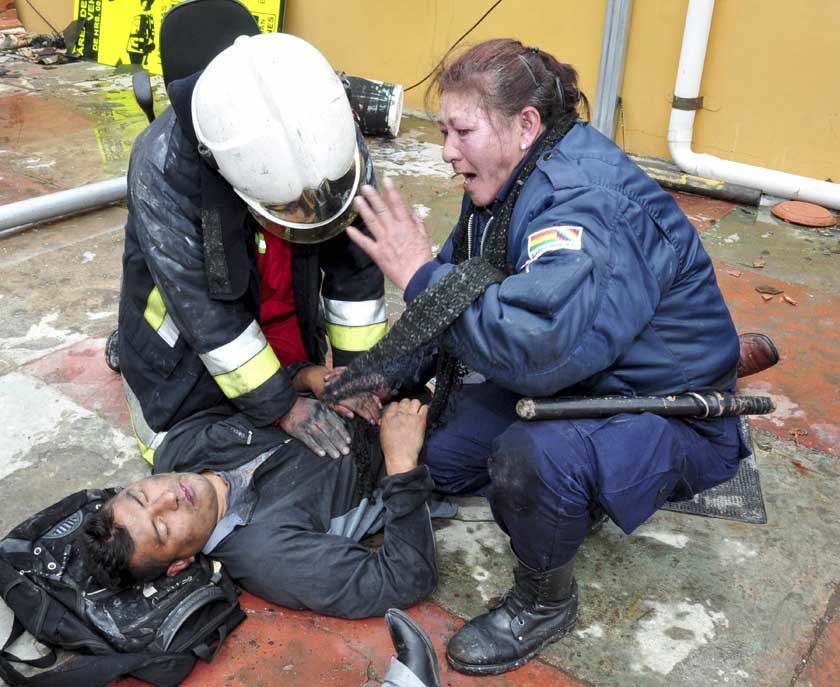 DOLOR. La desesperación cundió entre los funcionarios afectados por el ataque que dejó seis muertos y casi 20 heridos.