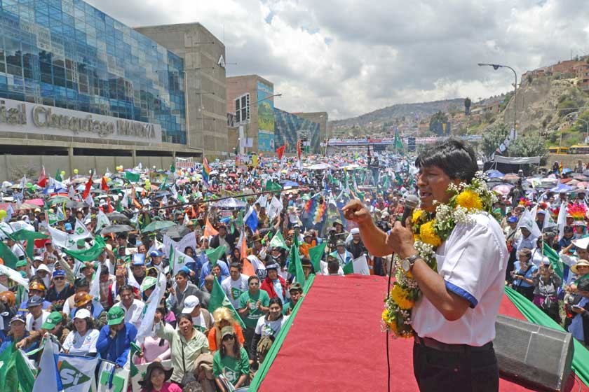 CAMPAÑA. El presidente Evo Morales cerró su campaña electoral en La Paz con una masiva concentración en la zona sur.